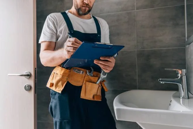 Técnico da TH Serviços - Desentupidora 24h atendendo cliente